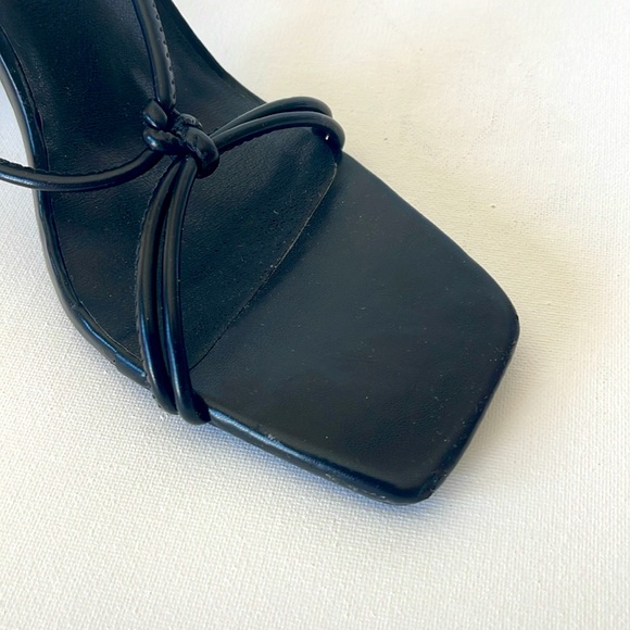 NWOT H by HALSTON PICASSO BLACK STRAPPY SQUARE TOE SPOOL HEELS SANDALS 8.5M - Picture 6 of 12